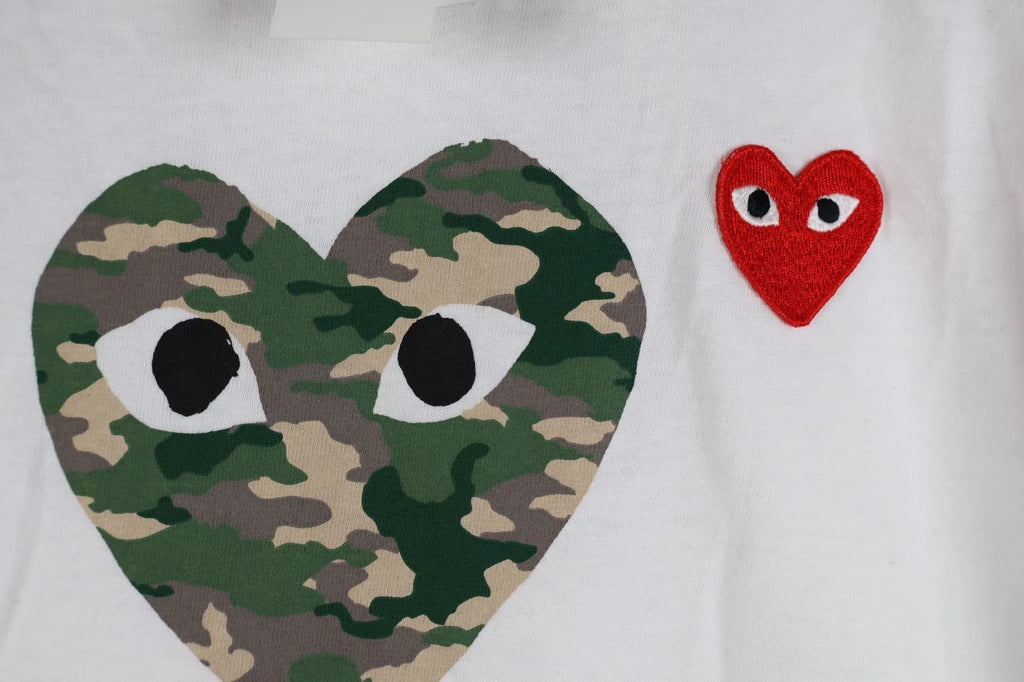 COMME des GARÇONS Unisex Play Camo Hearts T-Shirt (White, Medium)